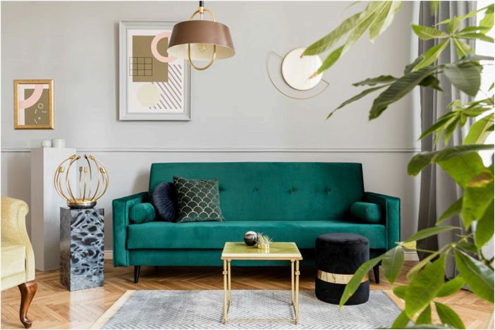 9 идей для размещения изумрудно-зеленого дивана в гостиной