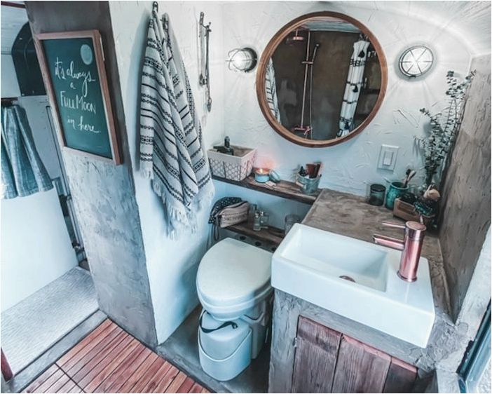 13 удивительных ванных комнат в крошечных домах (и как их скопировать)